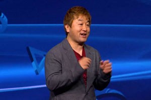Yoshi Ono, produtor da série Street Fighter, durante o lançamento do PS4. (Foto: Reprodução)