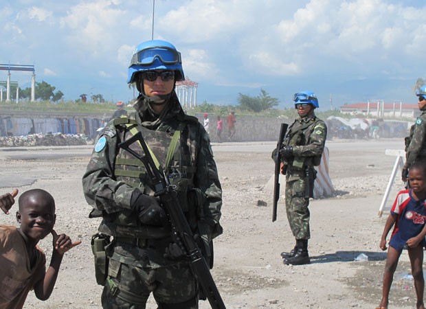 Capitão Faria comanda tropas do MS na área mais violenta do Haiti, Cité Soleil (Foto: Tahiane Stochero)