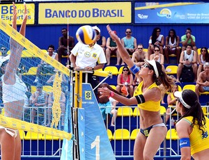 Carol, Maria Elisa e Talita jogo vôlei de praia Rio de Janeiro (Foto: Divulgação / CBV)