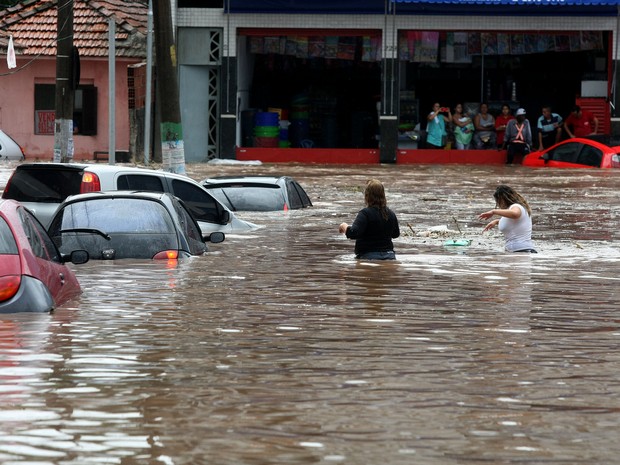 Dezenas de carros foram arrastados e encobertos pela água na Rua Padre Viegas de Menezes, no centro de Itaquera, na zona leste de São Paulo, durante o temporal que atingiu a cidade na tarde desta quarta-feira, 10. (Foto: SERGIO NEVES/ESTADÃO CONTEÚDO)