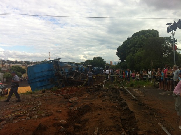 Trem descarrila em Rio Preto (Foto: Marcos Lavezo/G1)