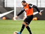 Após erros, atacantes do Corinthians pegam firme em treino de finalizações