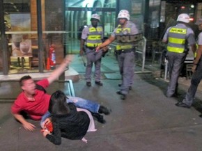 Casal é agredido pela PM (Foto: Marcelo Mora/G1)