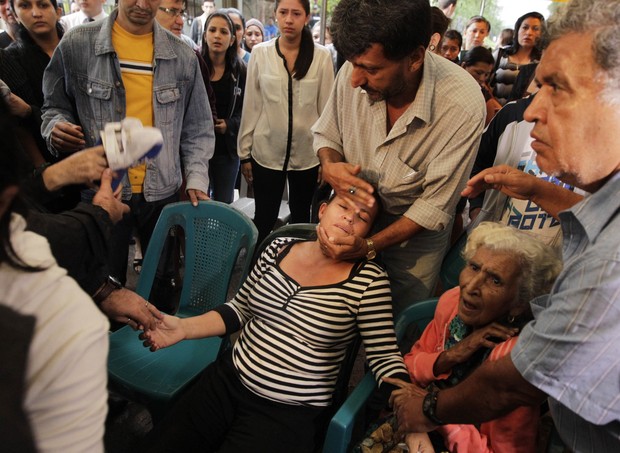 Mãe da Miss Honduras Mundo passa mal durante o velório (Foto: REUTERS)