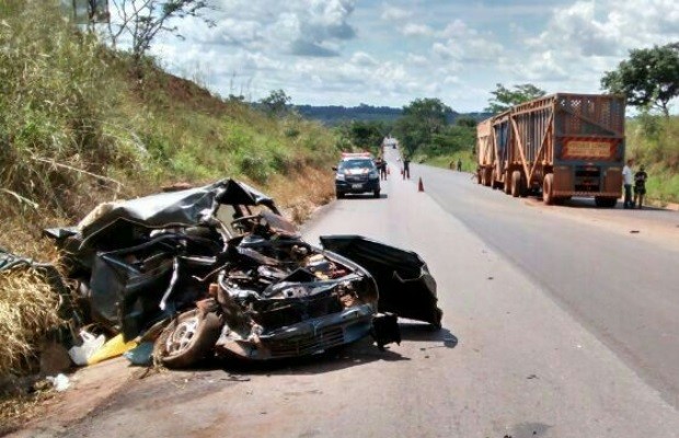 Carro fica destruído em acidente na BR-153, Itapaci, Goiás (Foto: Reprodução/ Polícia Rodoviária Federal)