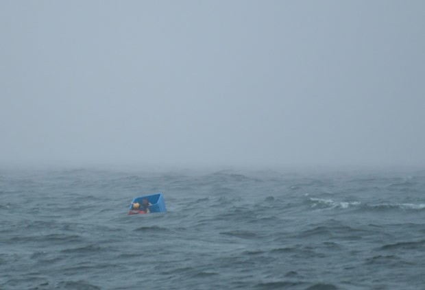 Dono de barco que estava por perto fotografou o momento do resgate de Harris (Foto: AP/Daily Sitka Sentinel/Joel Brady-Power)