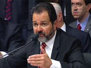 O governador Agnelo Queiroz (PT), do Distrito Federal, em sessão da CPI do Cachoeira (Foto: Reprodução / TV Senado)