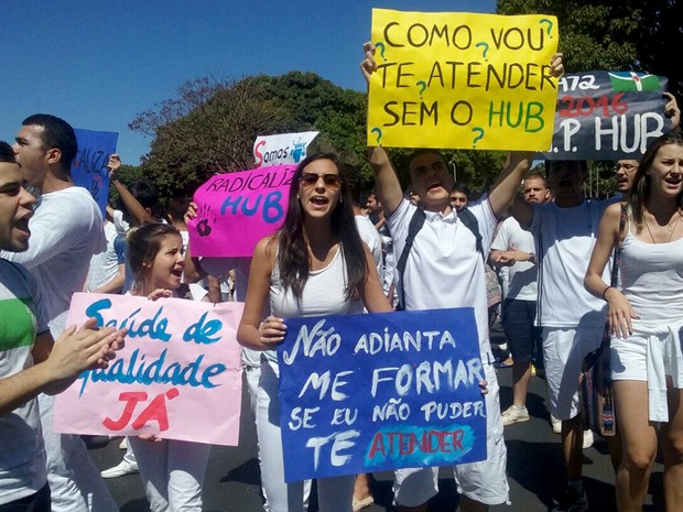 Estudantes de medicina da Universidade de Brasília fazem ato em frente ao Palácio do Buriti na manhã desta sexta-feira (26) (Foto: Beatriz Pataro/G1)