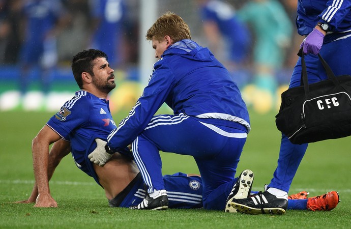Diego Costa sente lesão em jogo da Copa da Liga Inglesa (Foto: Ross Kinnaird/Getty Images)