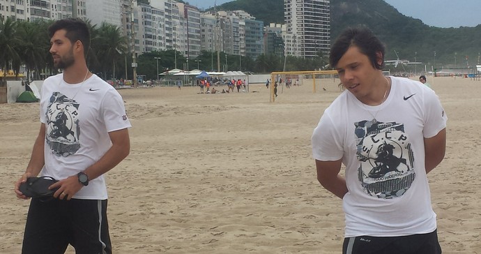 Campeão, Felipe vai a praia e brinca com vendedor por bandeira de rival