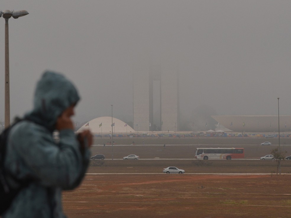 Massa de ar frio que veio do Sul trouxe névoa e baixou a temperatura na capital federal. O Congresso Nacional ficou encoberto (Foto: Agência Brasil)