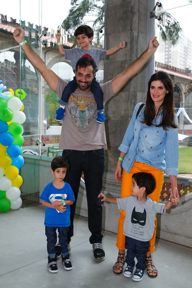 Isabella Fiorentino com o marido e os filhos (Foto: Manuela Scarpa / Foto Rio News)