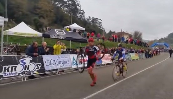 Gesto aplaudido: ciclista se recusa a ultrapassar rival com pneu furado
