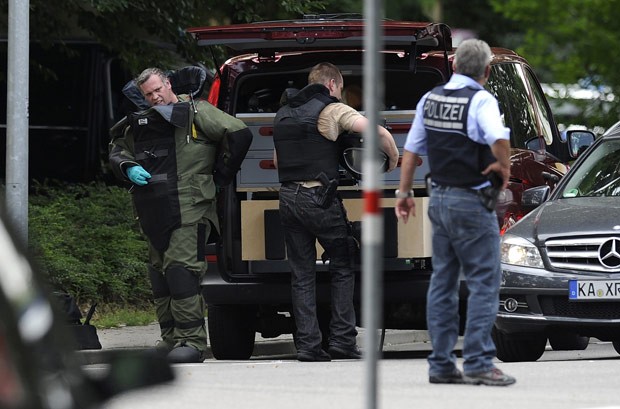 Policiais cercam o local do sequestro nesta quarta-feira (4) na cidade alemã de Karlshue (Foto: AP)