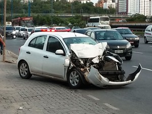 Carro fica parcialmente destruído após acidente com ônibus em Salvador (Foto: Mayra Lopes/Arquivo pessoal)