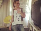 Viviane Araújo abre mão do shortinho e posa de calça jeans