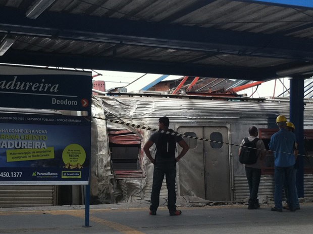 Trem descarrilou em Madureira, na manhã desta terça-feira (25) (Foto: Janaína Carvalho/G1)