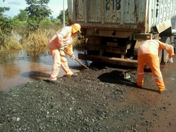 Obras de tapa-buracos foram feitas nesta terça-feira (4) em rodovia (Foto: Assessoria/ PRF-MT)