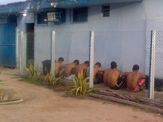 Detentos tiveram que esperar um acordo para serem recebidos na Casa de Custódia (Foto: Dulce Melo/Rádio Gazeta)