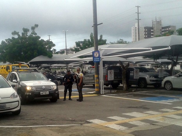 Homens da PM e da Polícia Civil foram até o local após o roubo (Foto: Divulgação/ PM)