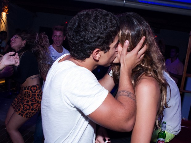 Douglas Sampaio beija a namorada em boate no Rio (Foto: Raphael Mesquita/ Divulgação)