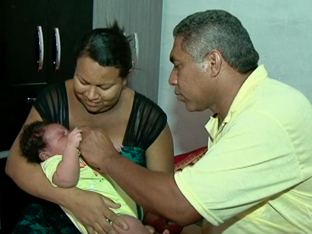 Bebê macrossômico nasceu em Floresta, no Sertão de Pernambuco (Foto: Reprodução/ TV Asa Branca)