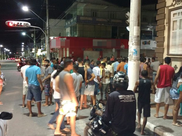 Moradores ficaram assustados com tiroteio, na madrugada desta segunda-feira (Foto: Edivaldo Braga/ Blog Braga)