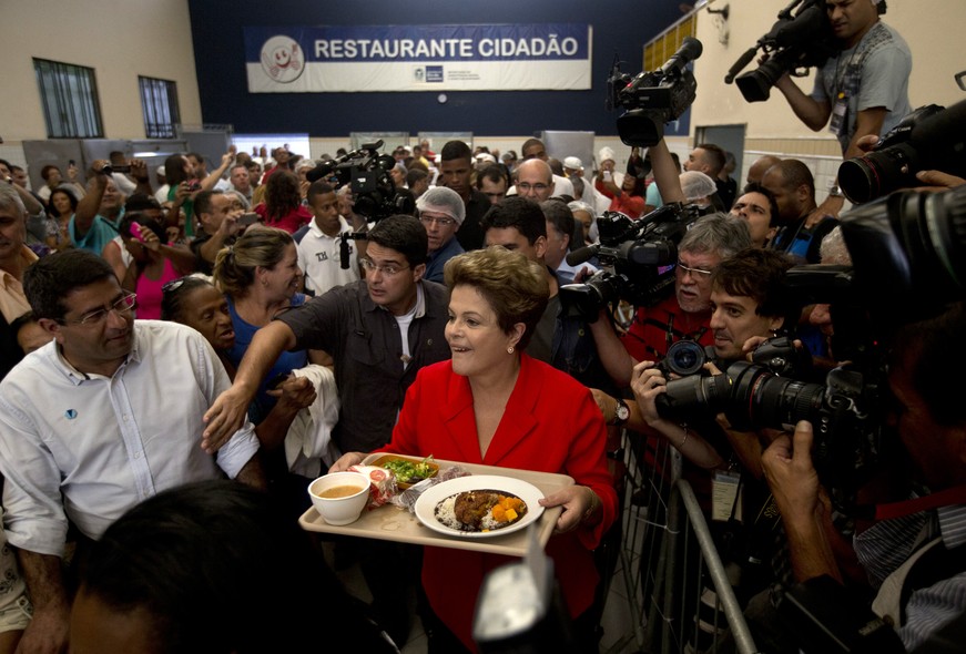 Dilma almoça em restaurante popular no, Rio de Janeiro. O convite partiu de Anthony Garotinho (PR). A petista contou com o apoio dos quatro principais candidatos ao governo no Estado