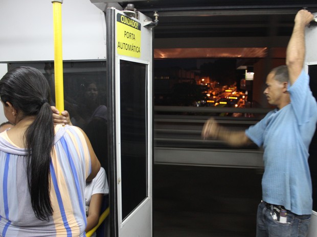 Metrô de Teresina transpotando passageiros com portas abertas devido problema mecânico (Foto: Ellyo Teixeira/G1)