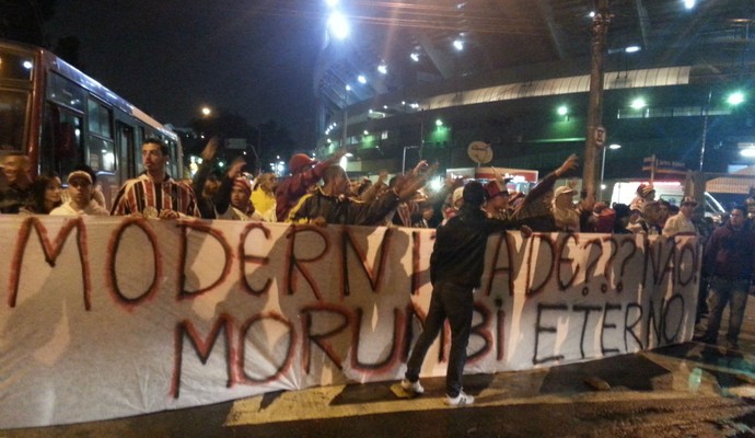 Torcedores do São Paulo fazem protesto no Morumbi (Foto: Carlos Augusto Ferrari)