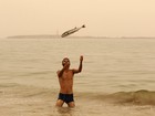 Homem é flagrado 'brincando' com peixe em praia no Líbano
