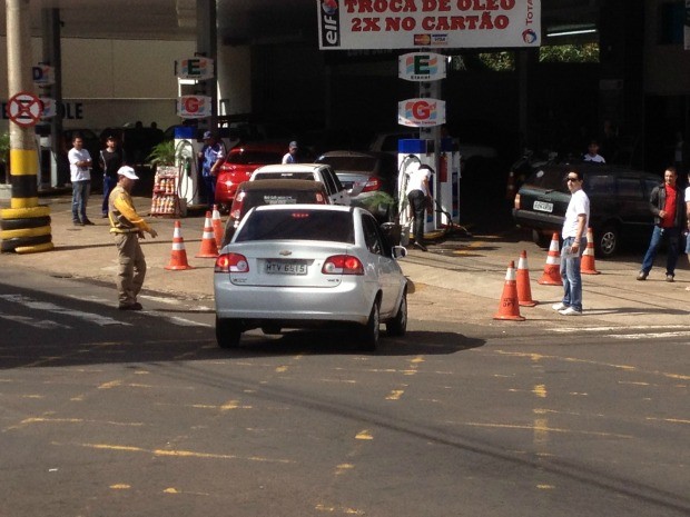 Consumidores lotam postos em Campo Grande por gasolina a R$ 1,35 (Foto: Fabiano Arruda/G1 MS)