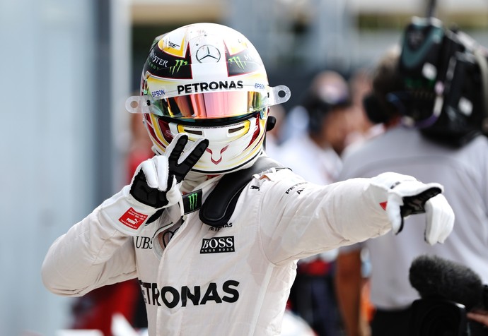 Lewis Hamilton comemora pole position após treino classificatório para o GP da Itália (Foto: Getty Images)