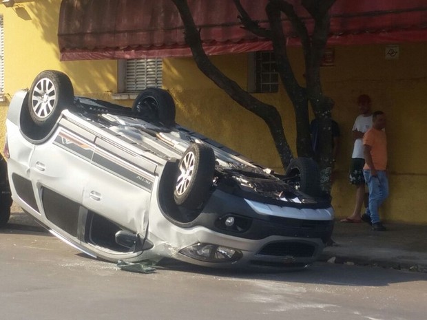 Segundo polícia, um dos carros atingiu o outro que também cruzava a rua José Pedro dos Santos (Foto: Flávia Baxhix/Arquivo pessoal)
