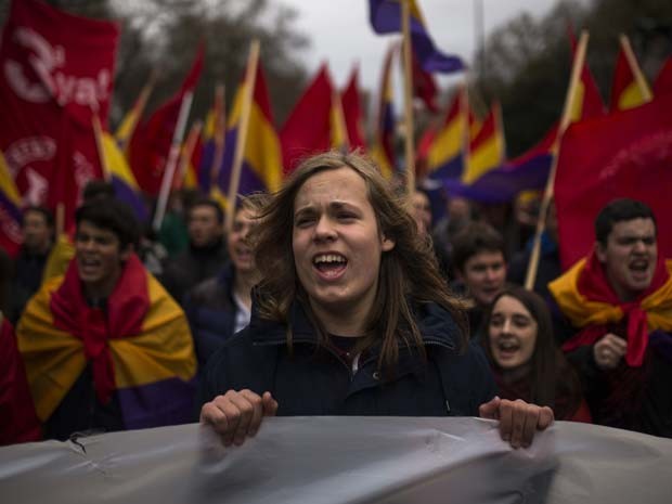 Manifestantes protestam contra austeridade neste sábado (21) em Madri (Foto: Foto AP/Andres Kudacki)