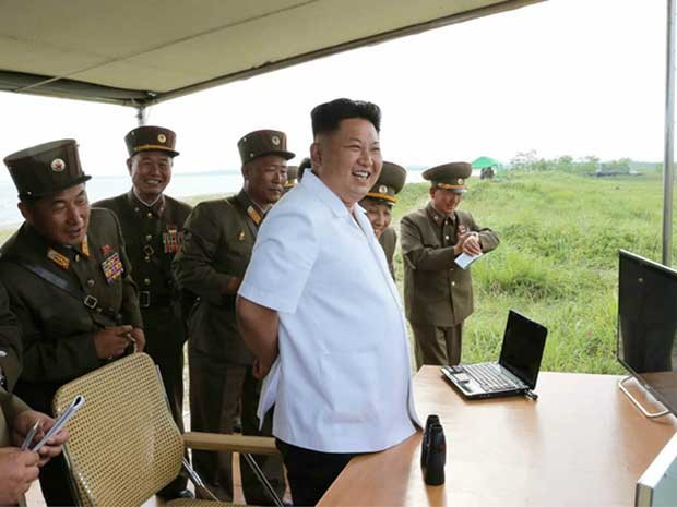 Líder norte-coreano Kim Jong-un inspeciona o disparo de míssil teleguiado. (Foto: KCNA / KNS República da Coreia / Via AFP Photo)
