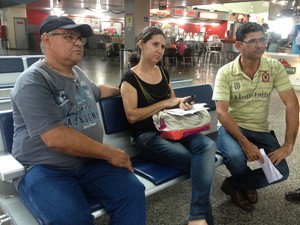 Os irmãos Luiz Moreira (esq.), Tereza Malta (centro) e Francisco Malta (dir.) aguardam informações no aeroporto de Porto Velho (Foto: Taísa Arruda/G1)