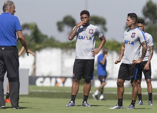 Tite admite cuidado com reforços, mas deve testá-los contra o São Bento