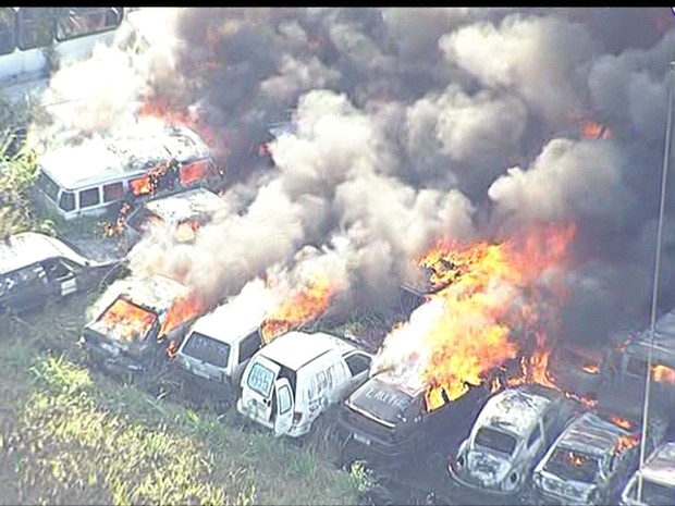 Imagem aérea mostra vários carros pegando fogo no depósito (Foto: Reprodução/TV Globo)