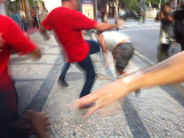 Manifestante pró-PT chuta militante de oposição (Foto: Daniel Silveira/G1)