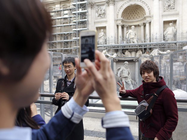 Turistas em frente à Fontana di Trevi, em Roma, que passa por restauração (Foto: Tony Gentile/Reuters) Turistas em frente à Fontana di Trevi, em Roma, que passa por restauração (Foto: Tony Gentile/Reuters)