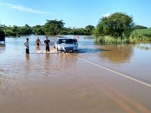 G1 Motorista Tenta Atravessar Ponte Alagada E Fica Ilhado Em