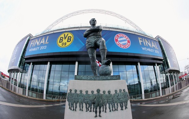 Estátua Bobby Moore Wembley Borussia Bayern (Foto: Getty Images)