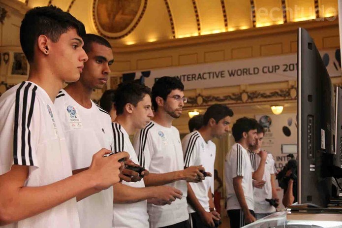 Competidores reunidos para as eliminatórias do FIFA Interactive World Cup 2014 (FIWC) (Foto: Diego Borges/ TechTudo)