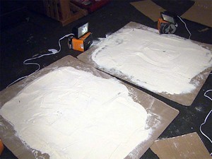 Cocaína em processo de refino era secada com uso de holofotes em Ribeirão  (Foto: Claudio Oliveira/EPTV)