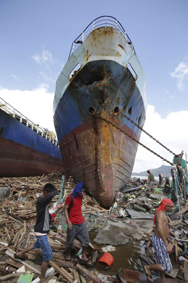 'Haiyan' teria arrasado entre 70% e 80% da cidade de Tacloban (Foto: Aaron Favila/AP)