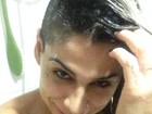 Ex-BBB Vanessa Mesquita compartilha fotos tomando banho