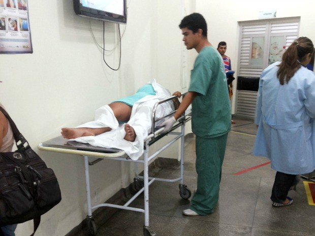 Gestante foi colocada em maca sem o mínimo de conforto (Foto: Marcela Nogueira/Arquivo Pessoal)