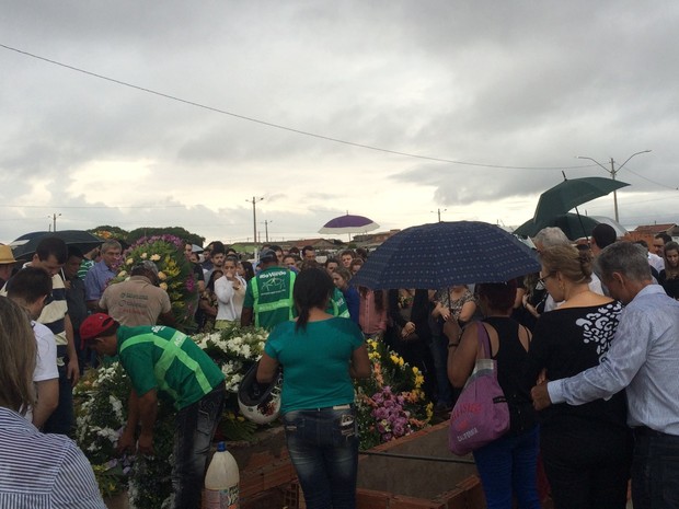 Corpo do piloto André Textor é enterrado em Rio Verde, Goipas (Foto: Karla Izumi/ TV Anhanguera)