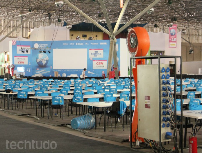 Mas não importa onde se olhe, o cenário é o mesmo: mesas, mesas até os olhos podem ver (Foto: Renato Bazan/TechTudo) Mas não importa onde se olhe, o cenário é o mesmo: mesas, mesas até os olhos podem ver (Foto: Renato Bazan/TechTudo)